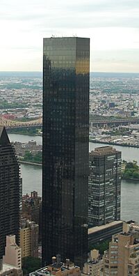 Trump World Tower and East River in Manhattan, New York City (cropped)
