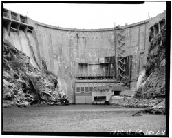 CLOSE-UP VIEW OF HORSE MESA DAM. HEFU PENSTOCK IS AT CENTER RIGHT, AND LEFT (OR SOUTH) SPILLWAY CHUTE IS AT UPPER RIGHT - Horse Mesa Dam, Salt River, 65 miles East of Phoenix, HAER ARIZ,7-PHEN.V,3-24