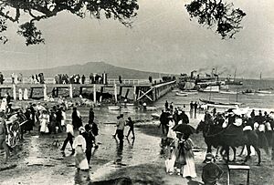 Ferries and excursioners at Takapuna wharf, Takapuna beach (1890)