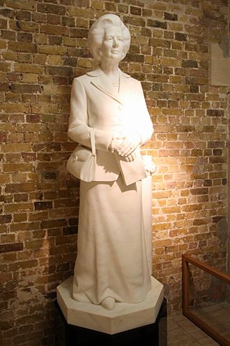 Statue of Margaret Thatcher, Guildhall, London.jpg