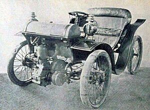 Voiture Latil de 1899, à moteur avant et freins aux quatre roues