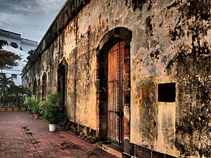 08-067-DCMHN muralla de la plaza francia antigua