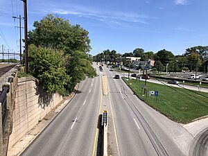 2022-09-21 14 15 54 View east along U.S. Route 30 (Lancaster Avenue) from the overpass for the rail line between West Central Avenue and East King Street in Willistown Township, Chester County, Pennsylvania