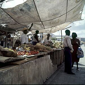 Collectie Nationaal Museum van Wereldculturen TM-20029900 Fruitstal op de markt aan de Ruyterkade Curacao Boy Lawson (Fotograaf)