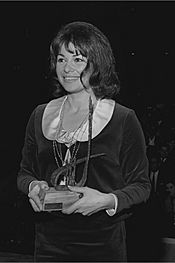 Gila Almagor awarded Kinor David 1964