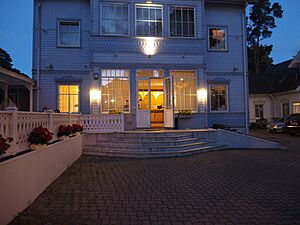 Good Stay Eiropa Hotel at night