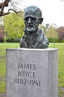 Marjorie Fitzgibbon - Bust of James Joyce (1982) closer
