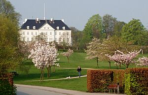 Marseliborg Slot set fra Mindeparken