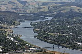 Telephoto of Snake River in Lewiston and Clarkston from U.S. Route 95 viewpoint (2015).jpg