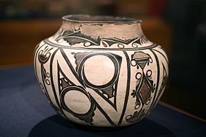 WLA brooklynmuseum Pueblo Zuni Water Jar