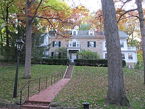 1124 Oak Way, Shorewood Historic District