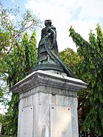 A statue of Queen Isabel II in Intramuros.jpg