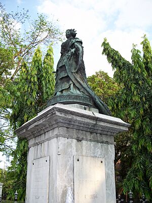 A statue of Queen Isabel II in Intramuros