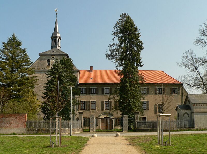 Rittergut Lucklum Einfahrt junge Alleebäume