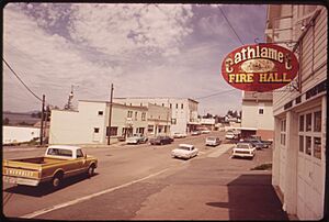 THE RIVERSIDE TOWN OF CATHLAMET BOASTS A POPULATION OF 656 - NARA - 548040
