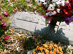 The grave of Patsy Cline, B - Stierch