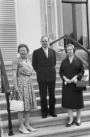 V.l.n.r. koningin Juliana, minister Hasluck en mevrouw Hasluck, Bestanddeelnr 911-2797