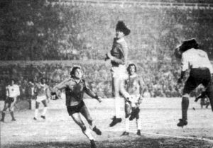 Victorino scores the winning goal for Nacional against Internacional in 1980 Libertadores Final