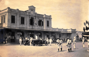 AAVH AP0801 Sogny Marien – Hué, 1923 – La gare de Hué, point de départ des Huéens vers les champs de bataille européens. Photographie prise à l’occasion de l’arrivée de l’amiral Gilly
