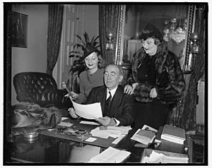 Bankheads together again. Washington, D.C. Speaker of the House William B. Bankhead forgot his official duties for a while today to welcome his talented actress daughter, Tallulah, at the LCCN2016871243