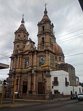 FRENTE DE LA PARROQUIA DE NTRA. SRA. DE LA LUZ. ELEGANTE NEOCLASICO HERMOSO DESDE 1878. LAGOS DE MORENO, JALISCO. MEXICO.