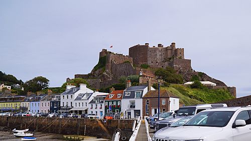 Gorey village with Harbour and Mont Orguell Castle - Island of Jersey - Foto 2017 Wolfgang Pehlemann DSC05012