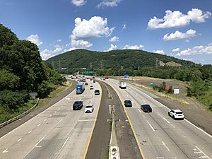 2021-06-30 14 03 38 View north along Interstate 287 and New Jersey State Route 17 from the overpass for the ramp from Jaguar Land Rover Way in Mahwah Township, Bergen County, New Jersey
