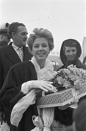 Aankomst van Corine Rottschäfer (miss World 1959) op Schiphol, Bestanddeelnr 910-8184.jpg