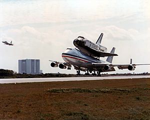 B 747 SCA airplane with Columbia on board before touchdown at KSC