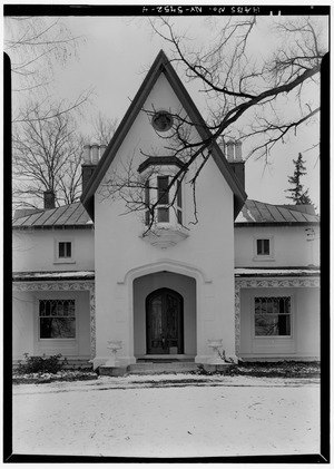 DETAIL OF EAST FRONT, SHOWING ARCHED ENTRANCE AND ORIEL WINDOW - Reuel Smith House, West Lake Road, Skaneateles, Onondaga County, NY HABS NY,34-SKA,13-4