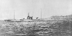 Japanese submarine I-5 in 1932.jpg