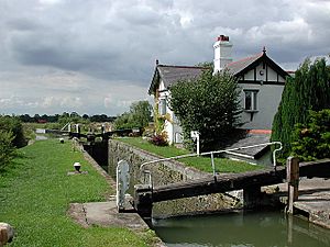 Lock and cottage on Aylesbury Arm of Grand Union - geograph.org.uk - 112420