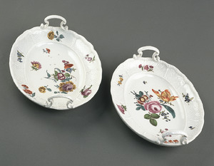Porslin. Två vita fat med blomsterdekor - Hallwylska museet - 89226