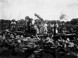 Z-The Qing Dynasty Ci-Xi Imperial Dowager Empress of China on a Flat-Bottomed Boat in the Lake of the Middle Sea (1)