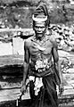 COLLECTIE TROPENMUSEUM Man met hoofddoek en borstsieraden van een kampong te Flores TMnr 10005924