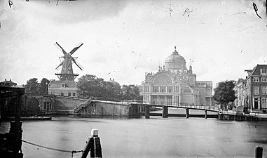 De Binnen Amstel gezien naar het in 1866 gedempte Amstelgrachtje, thans Maarten Jansz Kosterstraat, en het Paleis voor Volksvlijt op het Frederiksplein