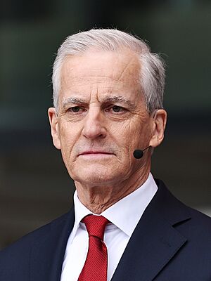 Jonas Gahr Støre under åpningen av det nye regjeringskvartalet 130426 (cropped).jpg