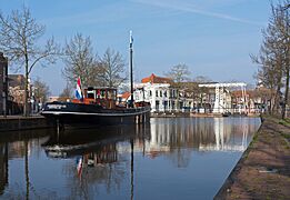 Meppel, het beurtscheepje de Vereeniging III bij het Oosteinde met twee ophaalbruggen foto6 2016-04-09 09.18