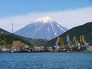 Petropavlovsk Kamcatskij Volcan Koriacky in background