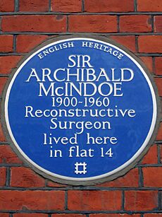 SIR ARCHIBALD McINDOE 1900-1960 Reconstructive Surgeon lived here in flat 14