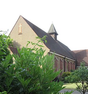 St Andrew's United Reformed Church, Hersham Road, Walton-on-Thames (June 2015) (2)