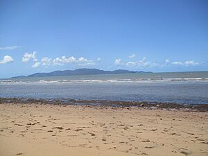 Strand Looking Onto Magnetic Island