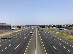 2021-05-26 13 11 53 View north along Interstate 95 (New Jersey Turnpike) from the overpass for North Avenue in Elizabeth, Union County, New Jersey