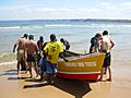 Barco com pescadores em uma praia de Cabo Ledo, Angola
