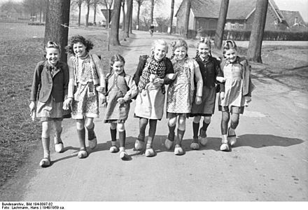 Bundesarchiv Bild 194-0097-02, Holtwick, Mädchen auf dem Schulweg