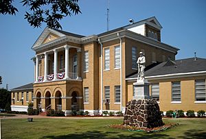 Choctaw County Courthouse and Confederate monument in Butler