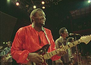 François Luambo Luanzo Makiadi se produisant au Zaïre (cropped)
