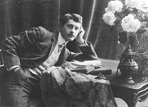 Jacques d'Adelswärd-Fersen accoudé à une table.jpg