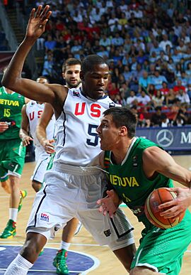 Jonas Maciulis attacks the basket (cropped)