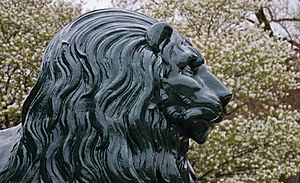 Lion de bronze, cadeau de la ville de Lyon.jpg